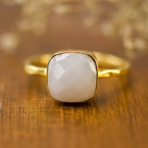 ring with one white gemstone1