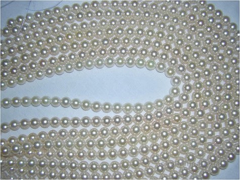 Seawater pearl strings