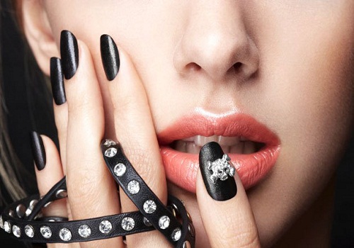 black-nail-tips